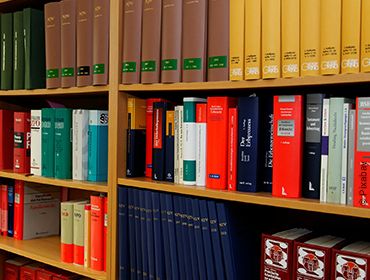 B&uuml;cherregal gef&uuml;llt mit Gesetzesb&uuml;chern