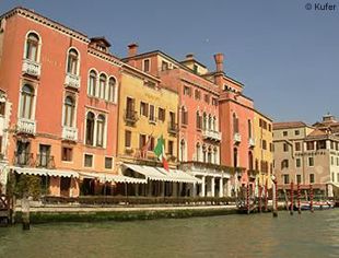 Venedig - ein Blick auf eine Wasserstra&szlig;e und ein Geb&auml;ude